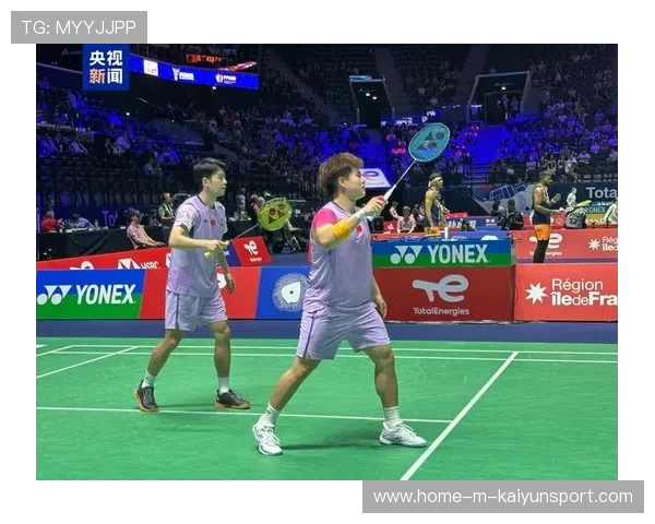 羽毛球男双组合默契提升，多次防守反击连得分