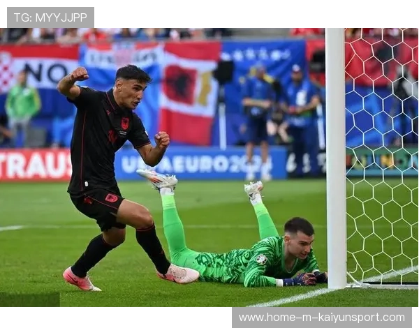 浙江队托利奇中路摆脱后分边,边路下底传中直找后点 浙江队托利奇中路摆脱后分边,边路下底传中直找后点